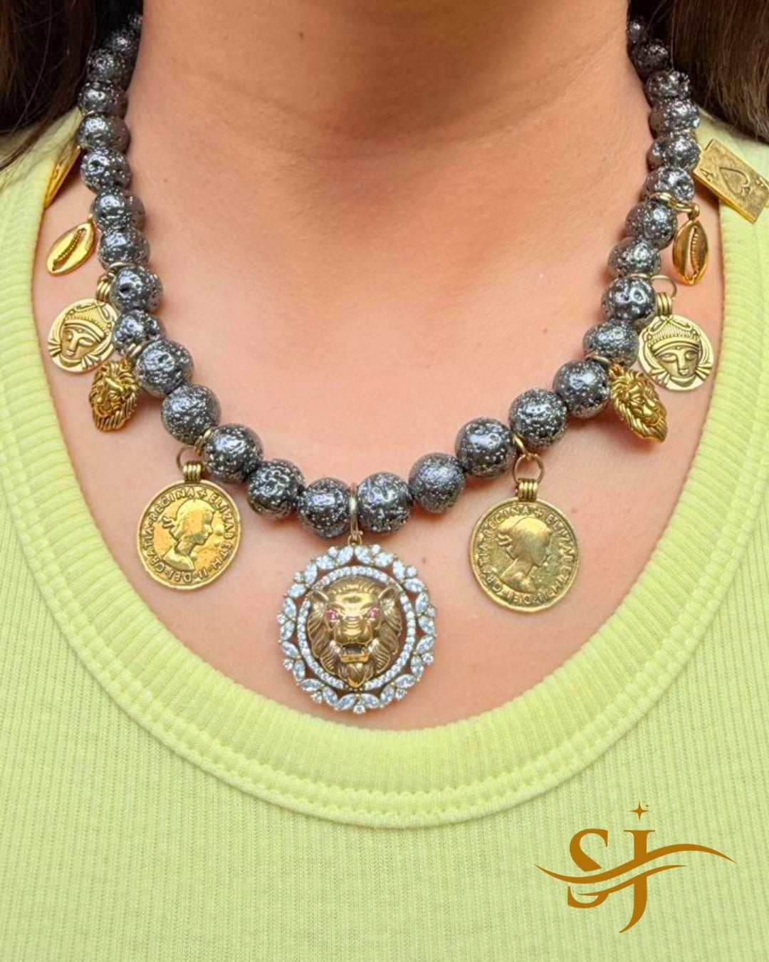 Royal Lion Charm Pearl Neckpiece